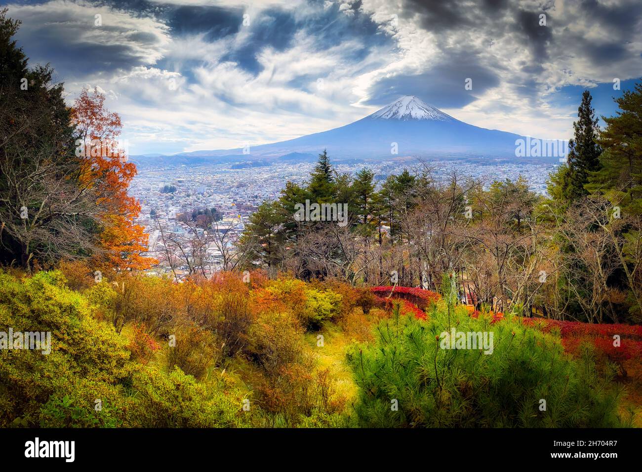 Ein Blick auf den Fuji durch die herbstlichen farbigen Blätter in der Nähe der Stadt Fujuyoshida, Japan. Stockfoto