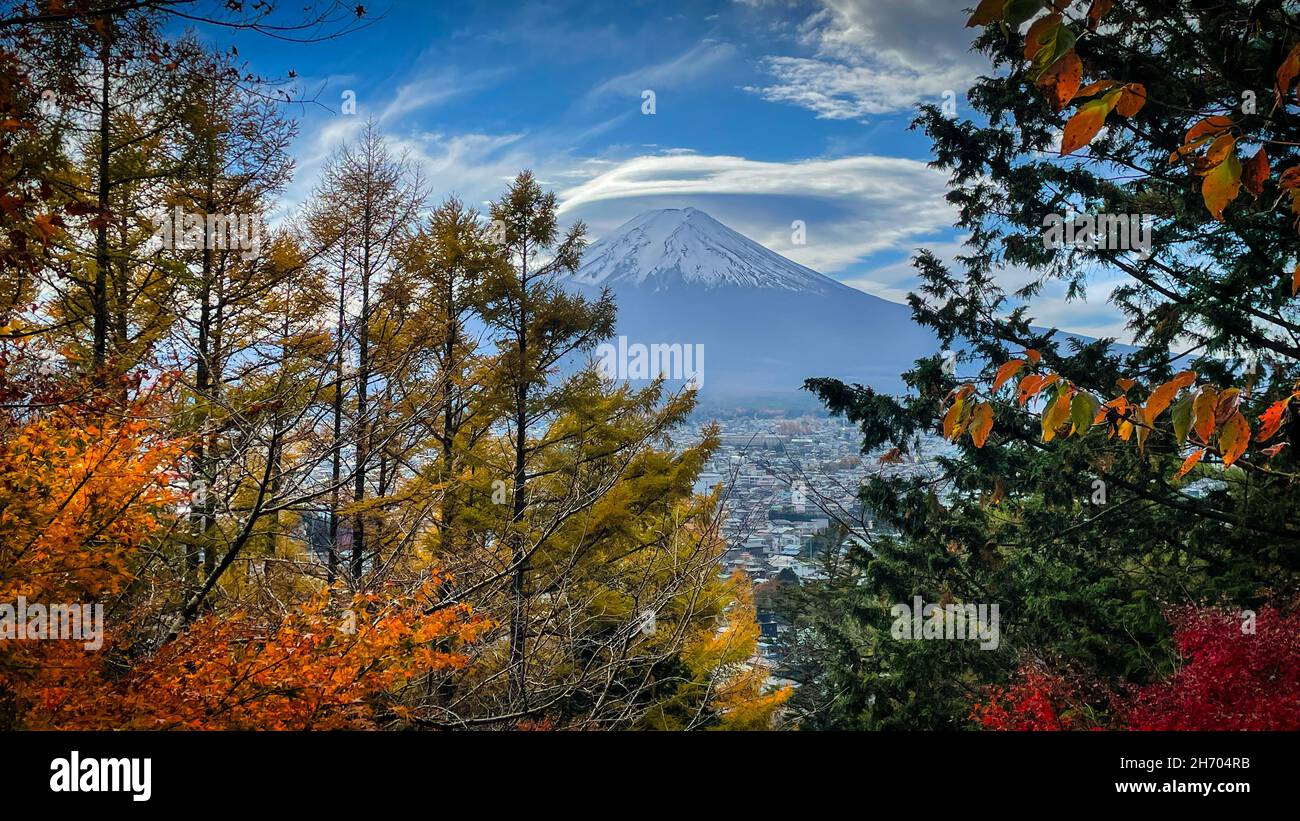 Ein Blick auf den Fuji durch die herbstlichen farbigen Blätter in der Nähe der Stadt Fujiyoshida, Japan. Stockfoto
