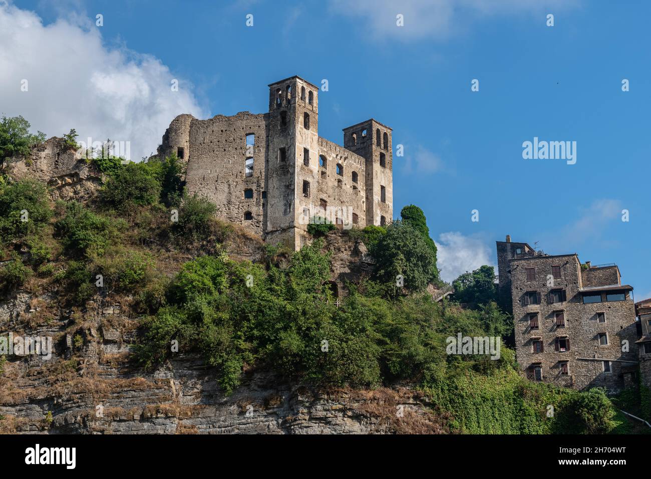 Castello dei Doria mit Blick auf das idyllische Dorf Dolceaqua, ligurien, italien Stockfoto