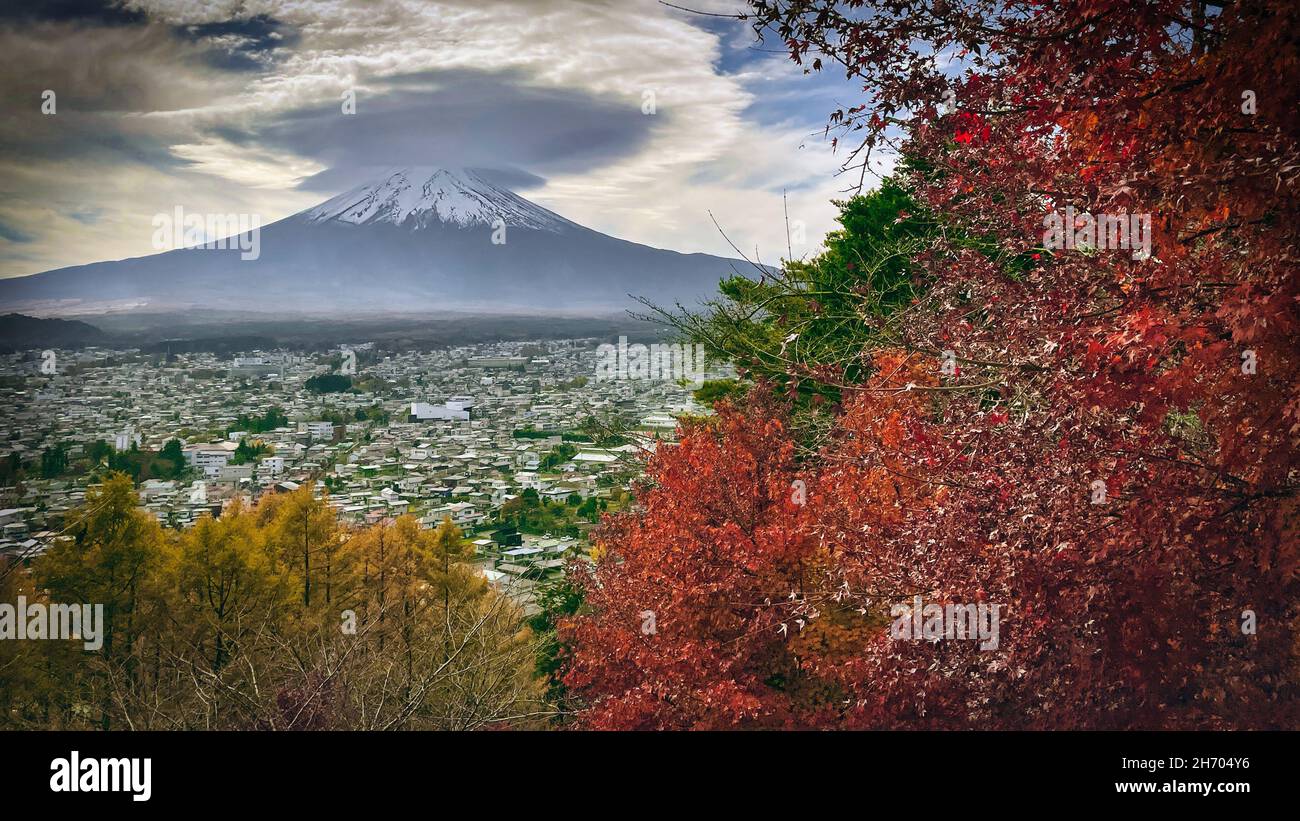 Berg Fuji und die Stadt Fujiyoshida, Japan in Herbstfarben. Stockfoto