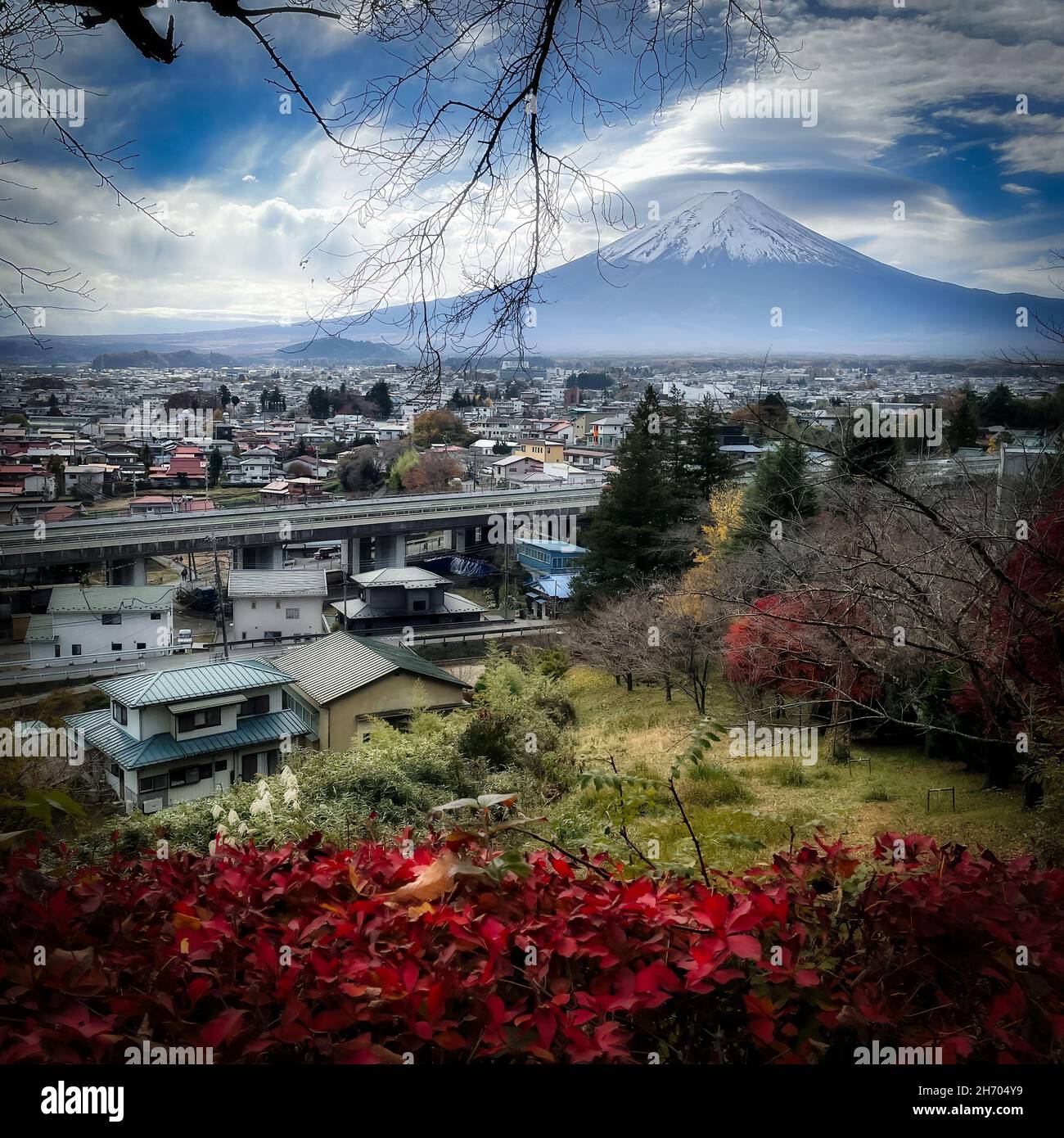 Ein Blick auf den Berg Fuji und die Stadt Fujiyoshida, Japan mit den Farben des Novembers. Stockfoto