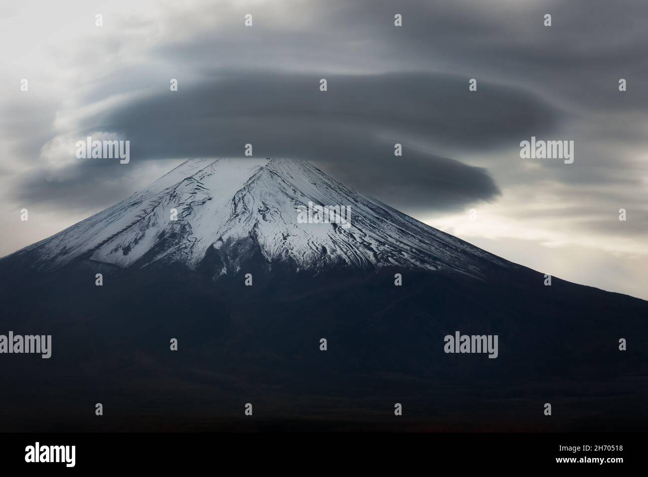 Wolken wirbeln um den Gipfel des Fuji in Japan. Stockfoto