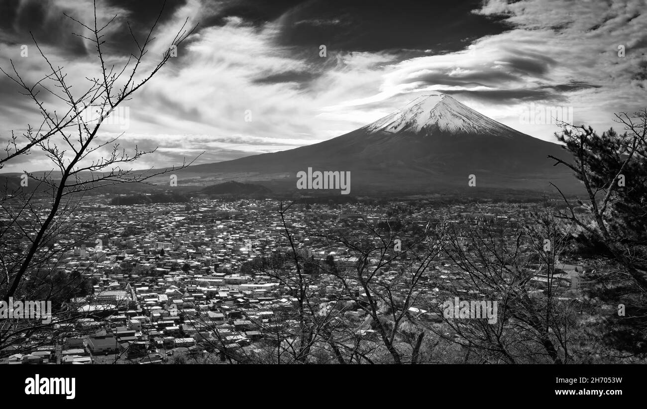 Der Berg Fuji und die Stadt Fujuyoshida Japan im Tal, von einem nahegelegenen Hügel aus gesehen. Stockfoto