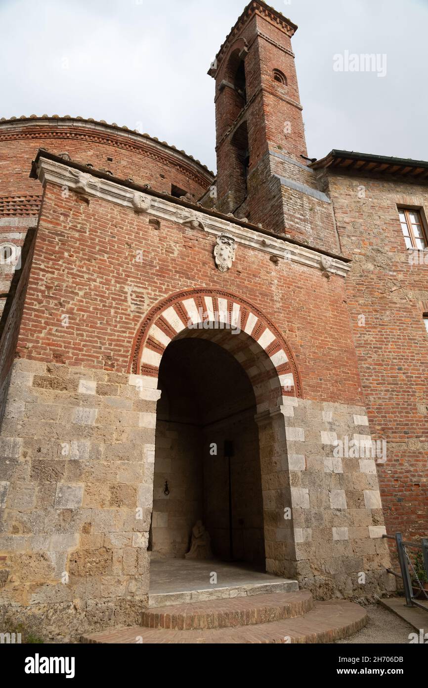 Die Kapelle von Montesiepi auf einem Hügel in der Nähe von Abbazia di San Galgano, berühmt für ihre „Steinschrift“. Das Hotel liegt in der Nähe von Chiusdino im Landkreis Siena Stockfoto