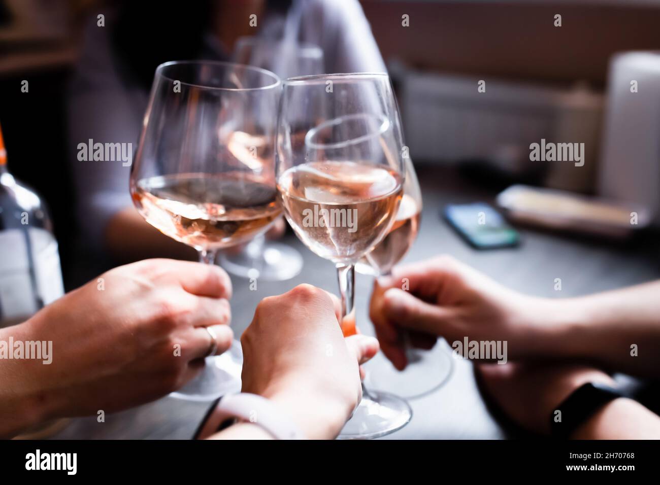 Freunde heben auf einer Heimparty Gläser Wein auf. Russland, Vorderansicht. Stockfoto
