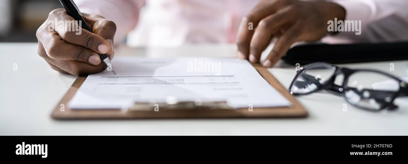 Afrikanischer Rechtsanwalt Legal Business Dokument Oder Vereinbarung Stockfoto