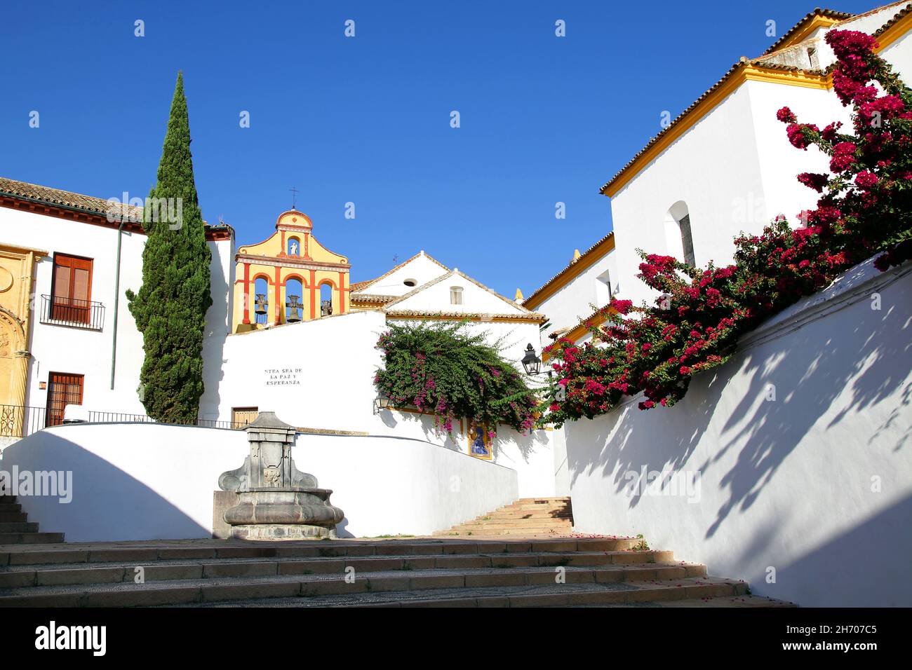 Plaza Nuestra Señora de la Paz y Esperanza in Córdoba Spanien.Platz neben dem Christus der Laternen, voller Blumen und Stufen, die zum Bailio-Hang führen. Stockfoto
