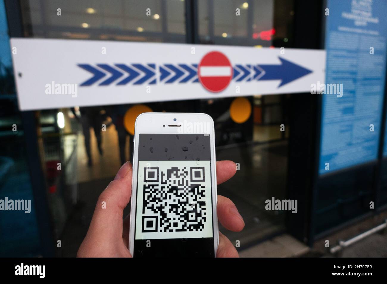 Smartphone mit QR-Codes der Impfung vor dem Betreten der Einkaufszentren und Einkaufszentren. Astrachan, Russland. Stockfoto