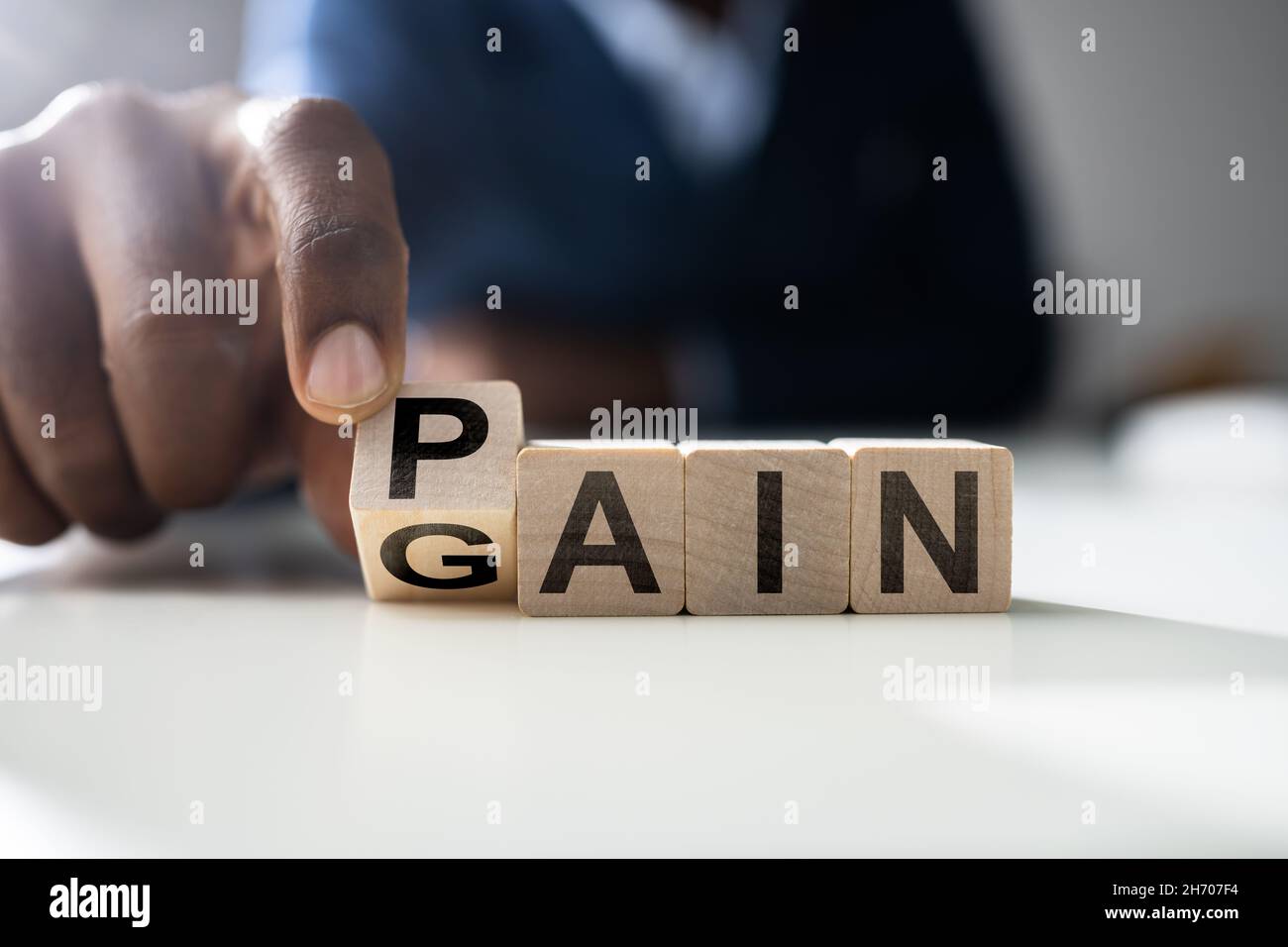 Pain Gain Konzept Idee Mit Holzblock Wort Stockfoto