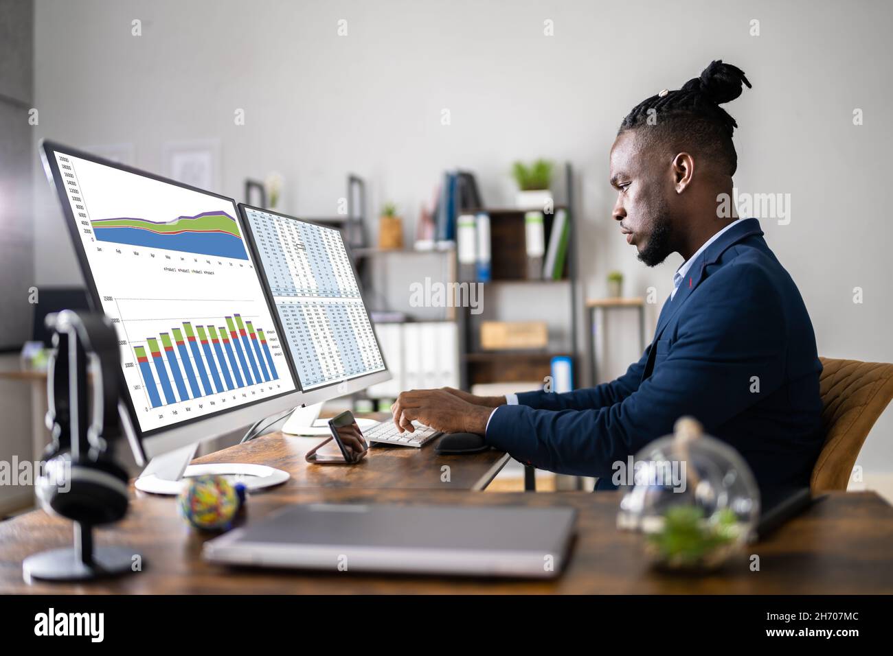 Afroamerikanischer Office Employee Auditor Mit Tabellenkalkulation Stockfoto
