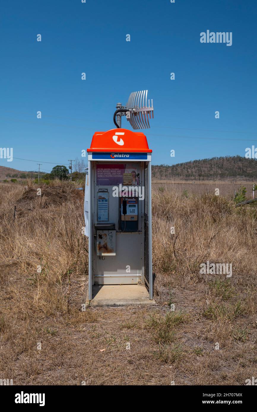 Telstra Satellitentelefonkabine auf dem Bruce Highway bei Canoona zwischen Rockhampton und Mackay Stockfoto