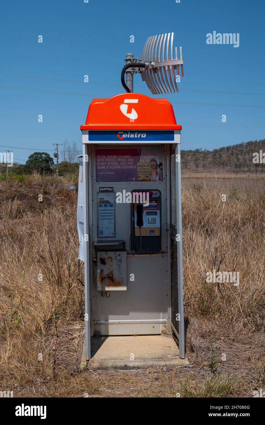 Telstra Satellitentelefonkabine auf dem Bruce Highway bei Canoona zwischen Rockhampton und Mackay Stockfoto