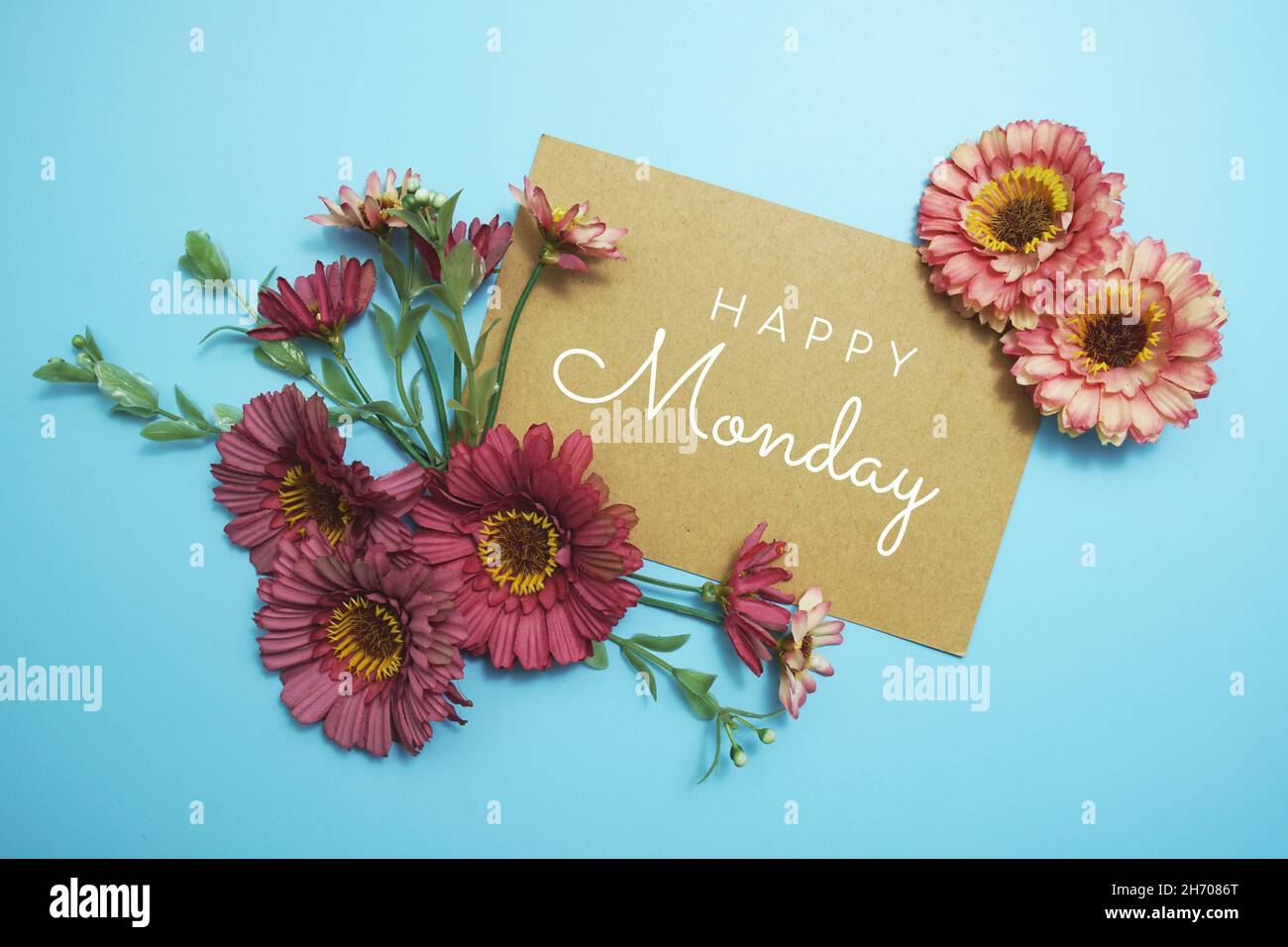 Happy Monday Karte Typografie Text mit Blumenstrauß auf blauem Hintergrund Stockfoto