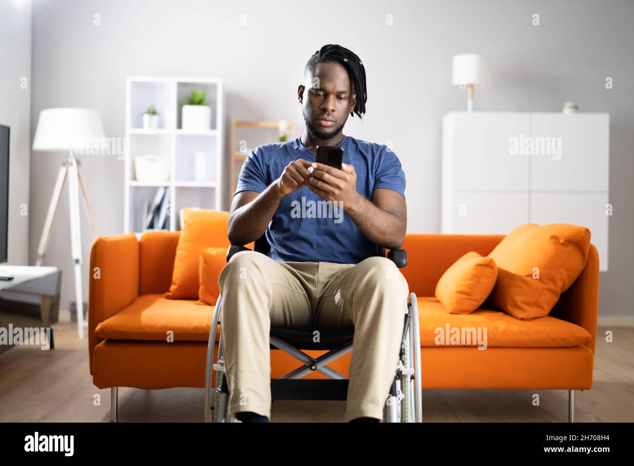 Afrikanischer Mann Mit Mobiltelefon Oder Smartphone Stockfoto