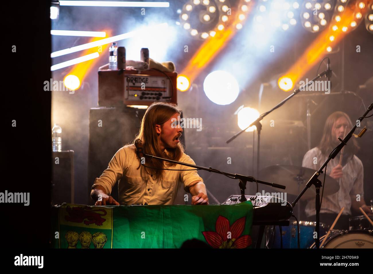 Shamus Currie und Schlagzeuger Sam Corbett von der kanadischen Rockband The Sheepdogs treten im Lee's Palace in Toronto auf. Stockfoto