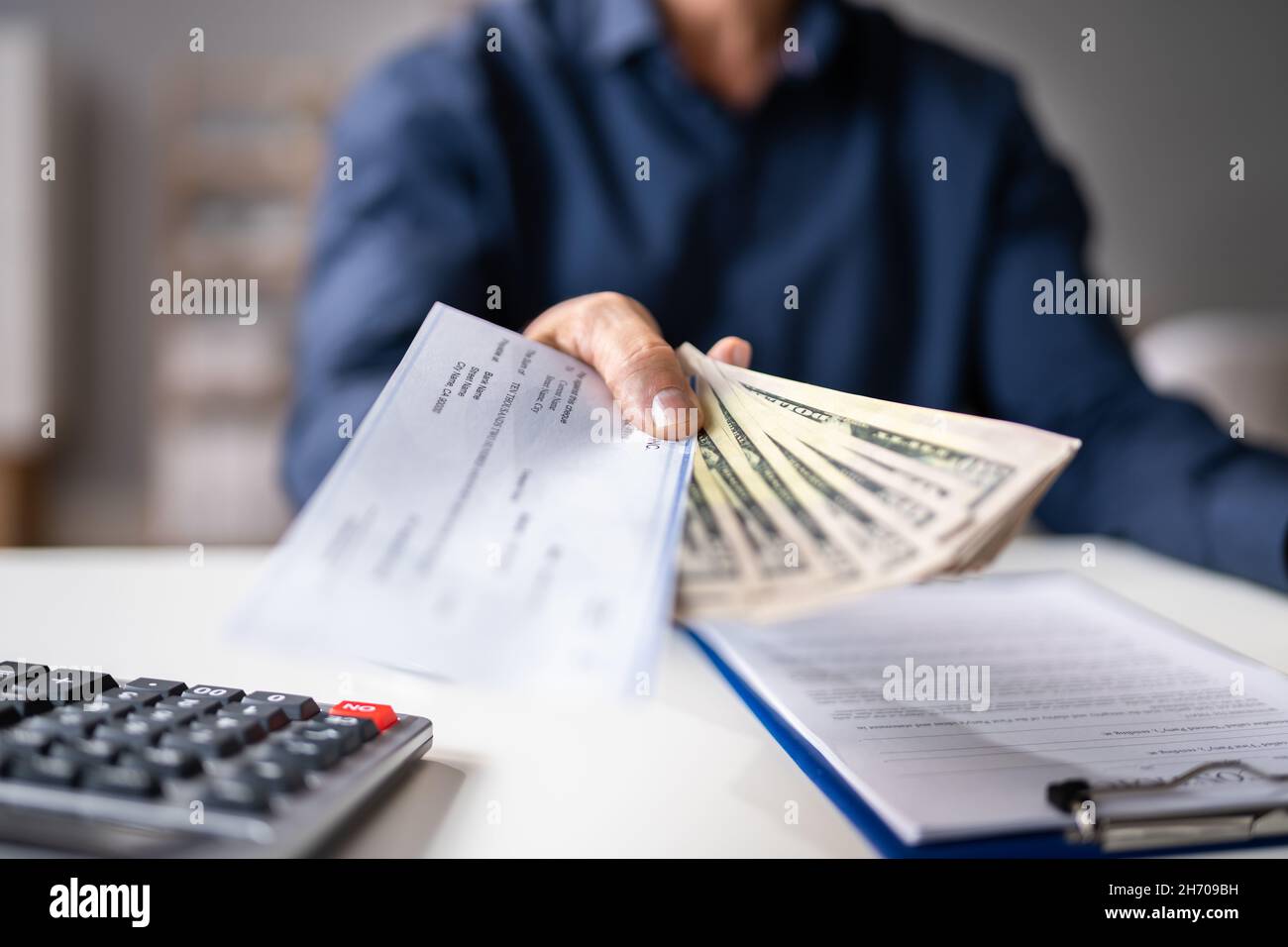 Übergabe Von Business-Darlehen Scheck Oder Geldeinzahlung Stockfoto