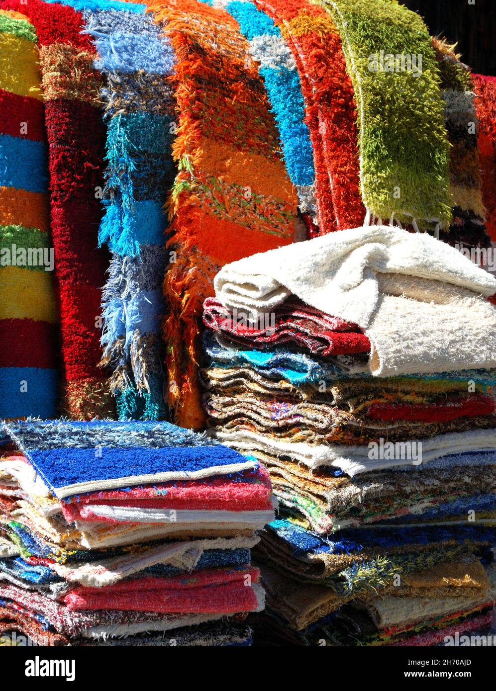 Lokal hergestellte Teppiche zum Verkauf in einem traditionellen weißen  Dorf, Pampaneira, Las Alpujarras, Provinz Granada, Andalusien, Spanien  Stockfotografie - Alamy