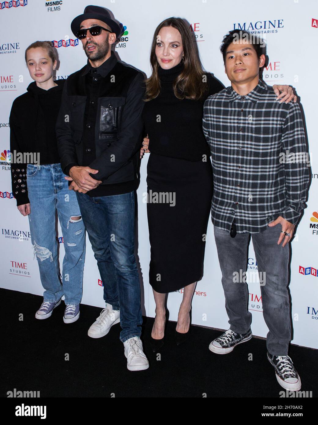 Los Angeles, Usa. 18th. November 2021. LOS ANGELES, KALIFORNIEN, USA - 18. NOVEMBER: Shiloh Jolie-Pitt, Straßenkünstlerin JR, Schauspielerin Angelina Jolie und Pax Thien Jolie-Pitt kommen zur Los Angeles Premiere von MSNBC Films' 'Paper & Glue: A JR Project', die am 18. November 2021 im Museum of Tolerance in Los Angeles, Kalifornien, USA, stattfand. (Foto: Rudy Torres/Image Press Agency/Sipa USA) Quelle: SIPA USA/Alamy Live News Stockfoto