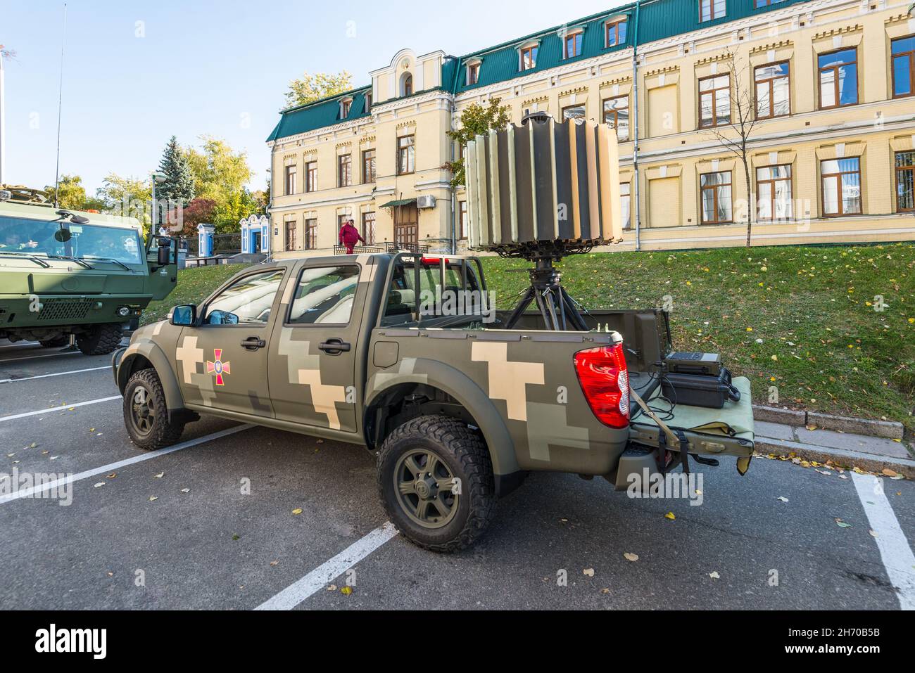Kiew, Ukraine - 15. Oktober 2021: Die Ausstellung moderner Muster militärischer Ausrüstung "die digitale Zukunft der Armee" findet in Kiew statt. Leicht Stockfoto