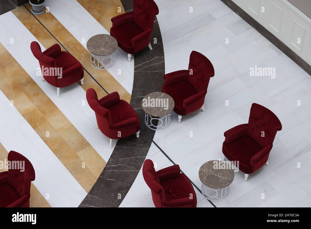Stilvolle Sessel und Tische in der Lobby oder im Foyer Stockfoto
