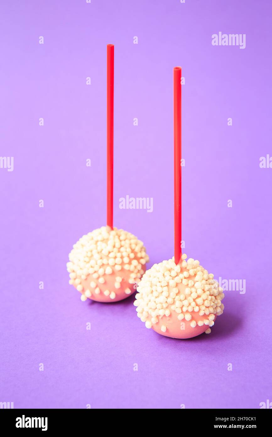 Pink Cake knallt auf violettem Hintergrund. Stockfoto