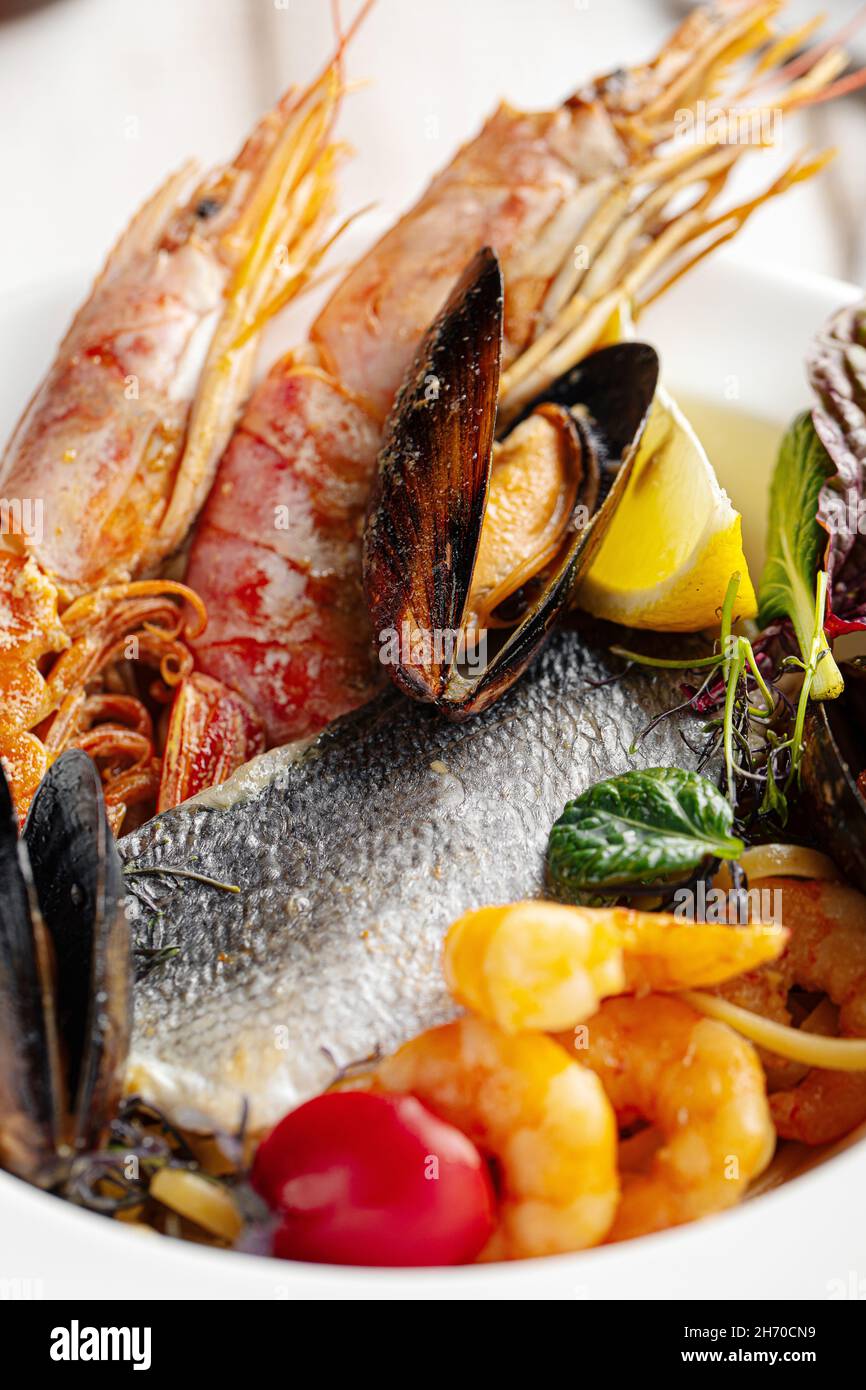 Verschiedene Meeresfrüchte-Gerichte auf weißem Teller Stockfoto