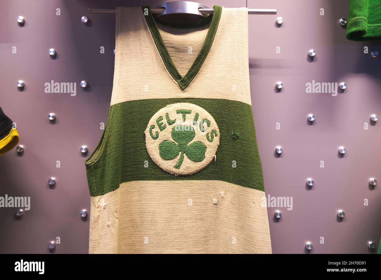Ein altes, abgenutztes Hemd aus Wolltrikot mit grünem Kleeblatt für die Boston Celtics. Im NBA Basketball Hall of Fame Museum. In Springfield, Massachusetts Stockfoto