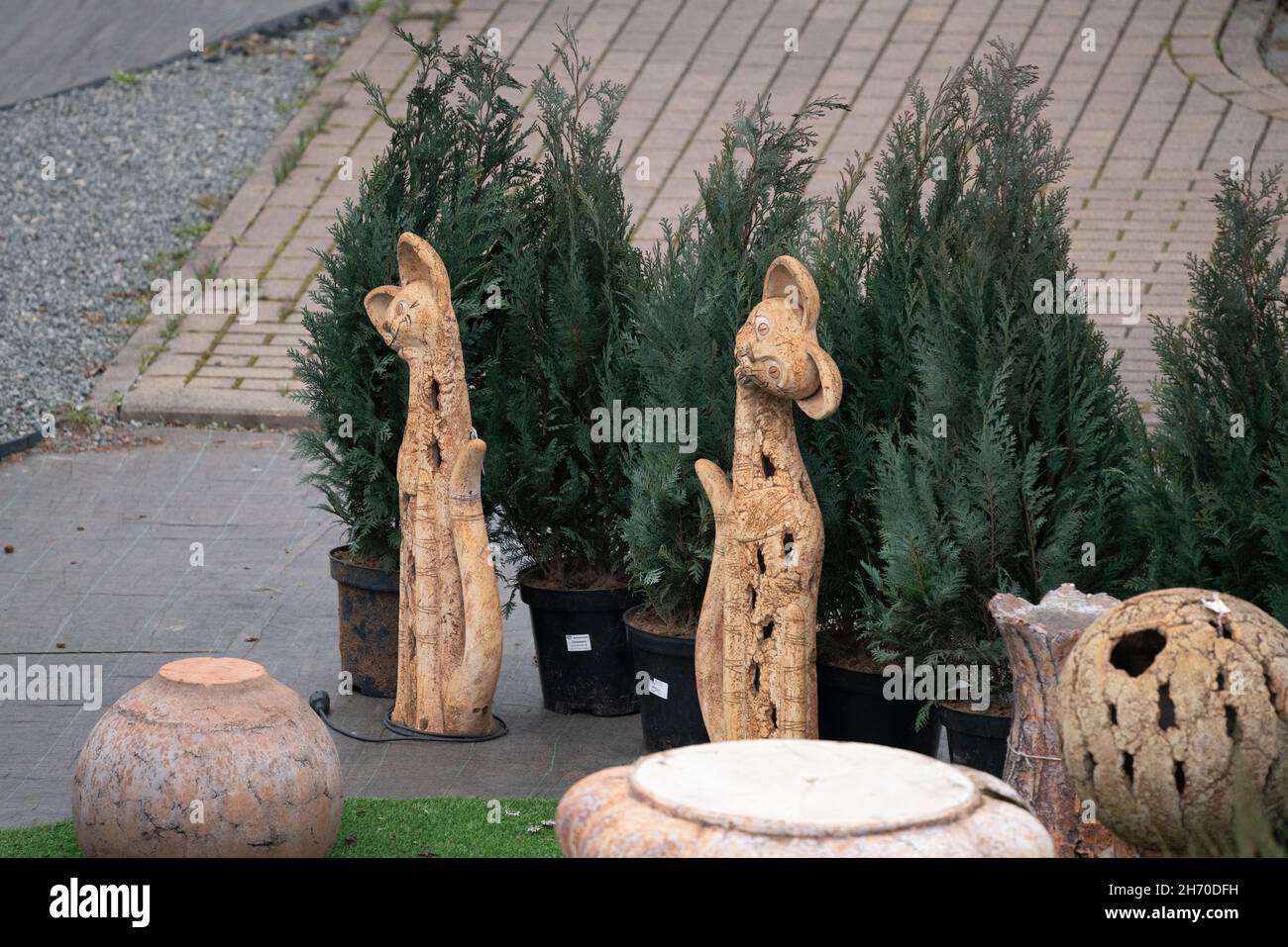 Katzenfigur für Gartendekoration. Stockfoto