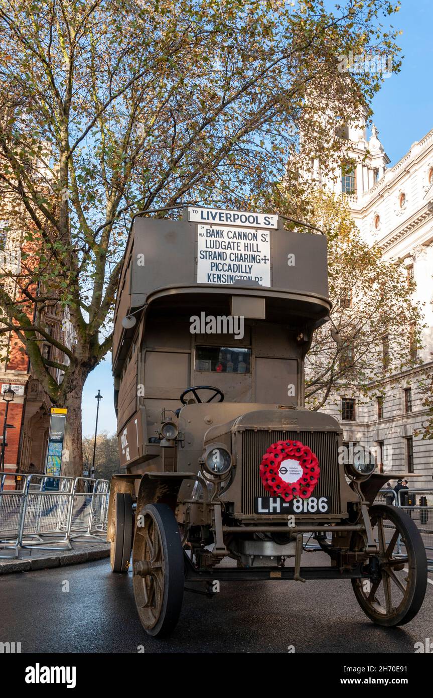 Großer Doppeldeckerbus vom Typ LGOC B mit Zielkarte zur Liverpool Street in Westminster, London, vor der Veranstaltung am Remembrance Sunday Stockfoto