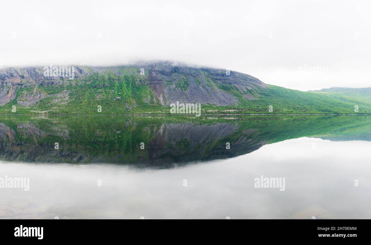 Reflexionen des Berges in stilles See Stockfoto