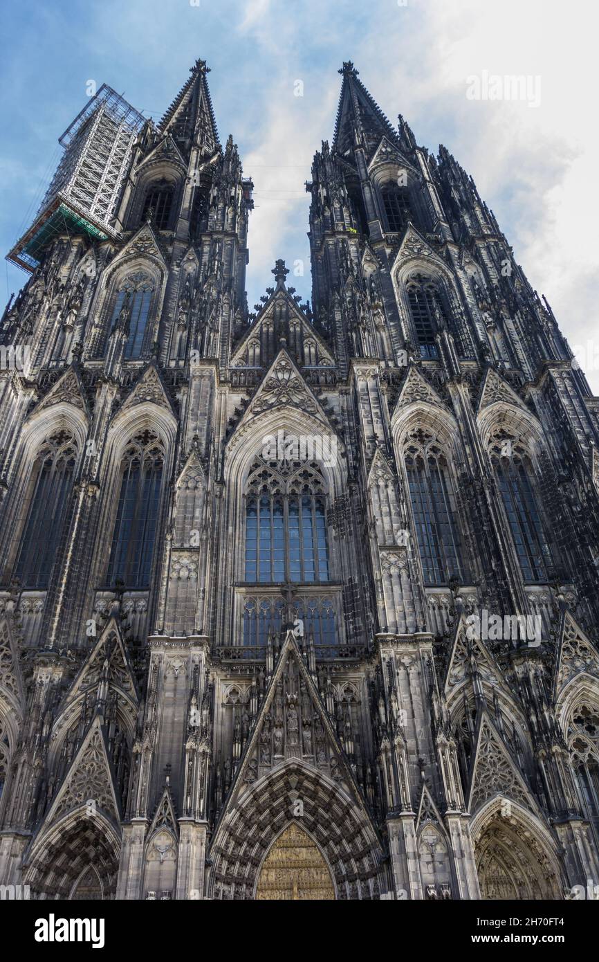 Vorderfassade des historischen Kölner Doms, Deutschland Stockfoto