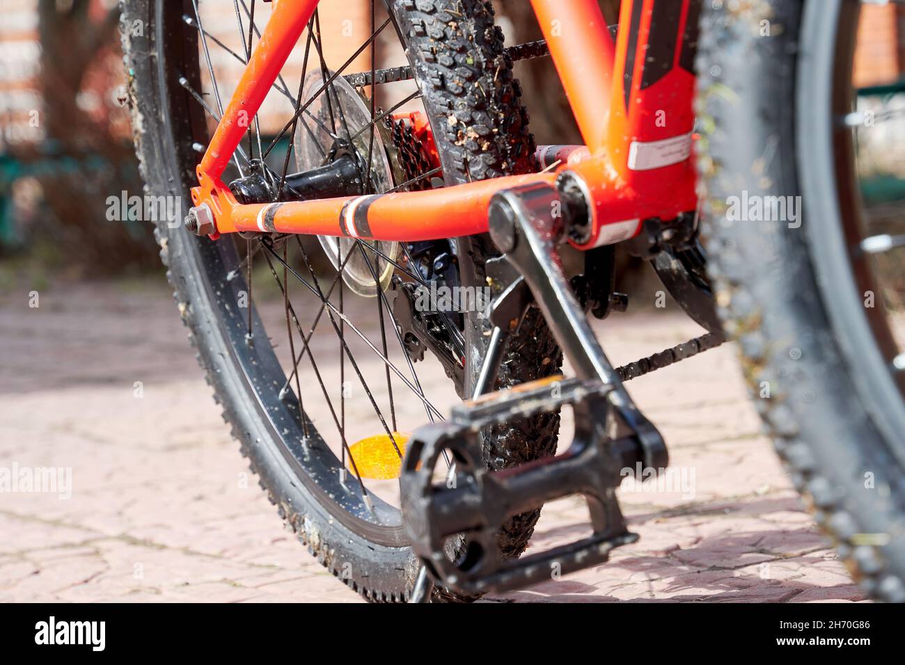 Sportfahrrad schmutziges Rad auf dem Hof. Hintergrund für Freizeitaktivitäten Stockfoto