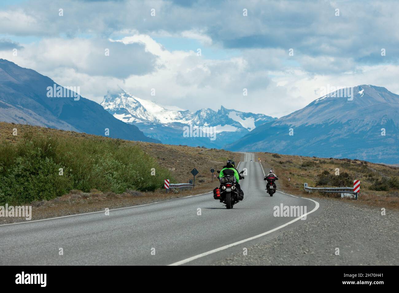 EL CALAFATE, ARGENTINIEN - 26. JANUAR 2019: Zwei Motorräder fahren in El Calafate auf einer Straße in Richtung Berge Stockfoto