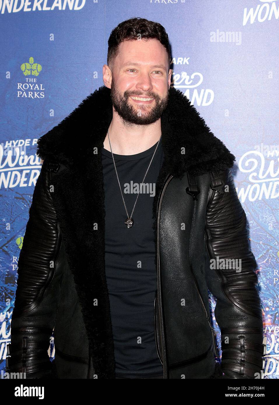 18. Nov 2021 - London, England, Großbritannien - Calum Scott nimmt an der VIP-Einführung des Hyde Park Winter Wonderland 2021 Teil Stockfoto