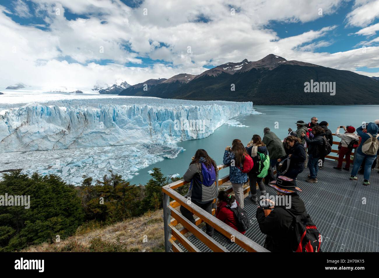 LOS GLACIARES NATIONALPARK, ARGENTINIEN - 26. JANUAR 2019: Die Menschen am Aussichtspunkt fotografieren den Perito Moreno Gletscher Stockfoto