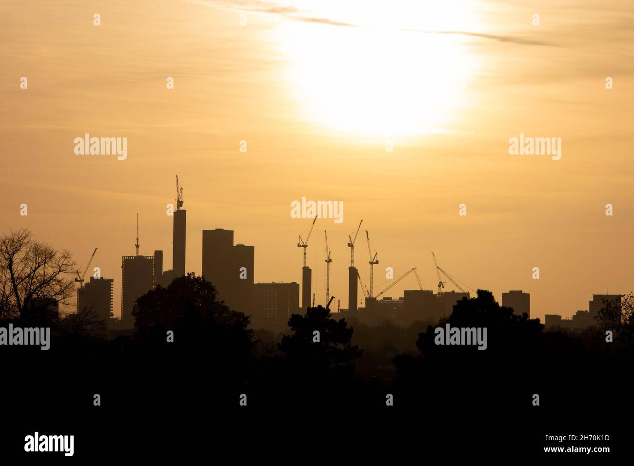 Bürohochhäuser und Baukräne auf der Skyline von Croydon, aufgenommen als Sonnenuntergang in Beckenham, London, Großbritannien Stockfoto