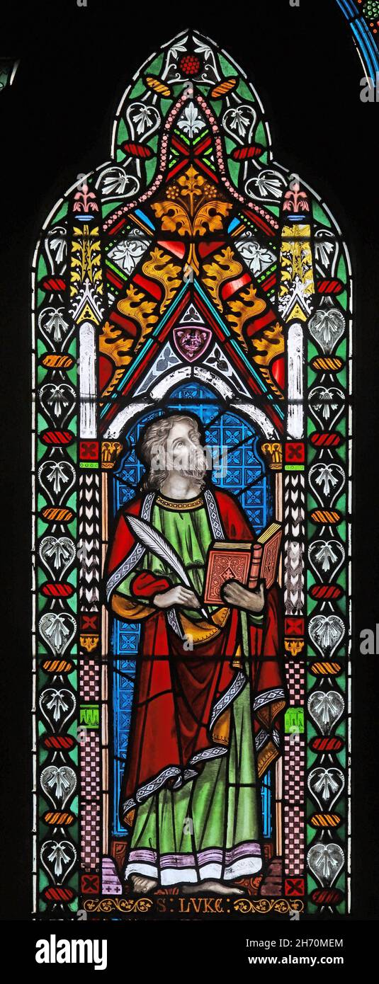 Ein Buntglasfenster von Frederick Preedy mit St. Luke, Evangelist, St. Lawrence Church, Weston-Sub-Edge, Gloucestershire Stockfoto