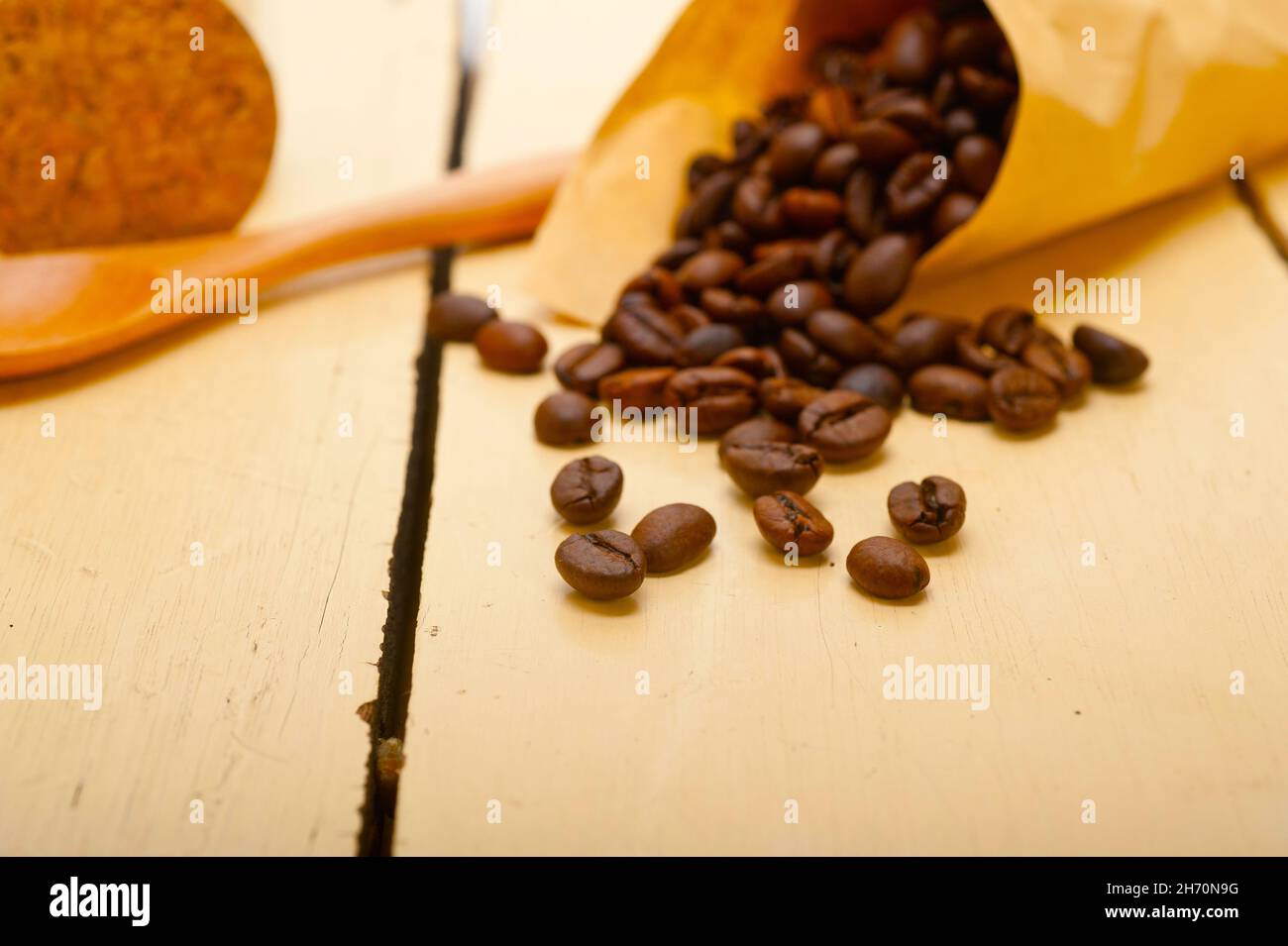 Espresso Kaffeebohnen auf ein Papier Konus Füllhorn über weißem Hintergrund Stockfoto