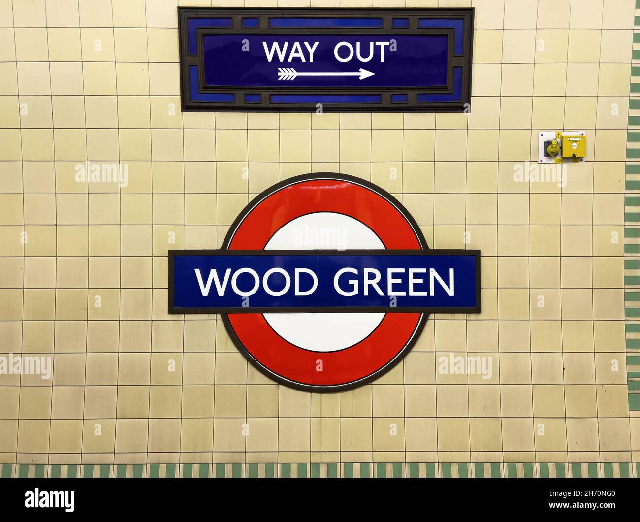 London UK - 11th. November 2021 - Wood Green unterirdisches Schild auf vergilbten U-Bahnfliesen auf dem Bahnhofssteig Stockfoto