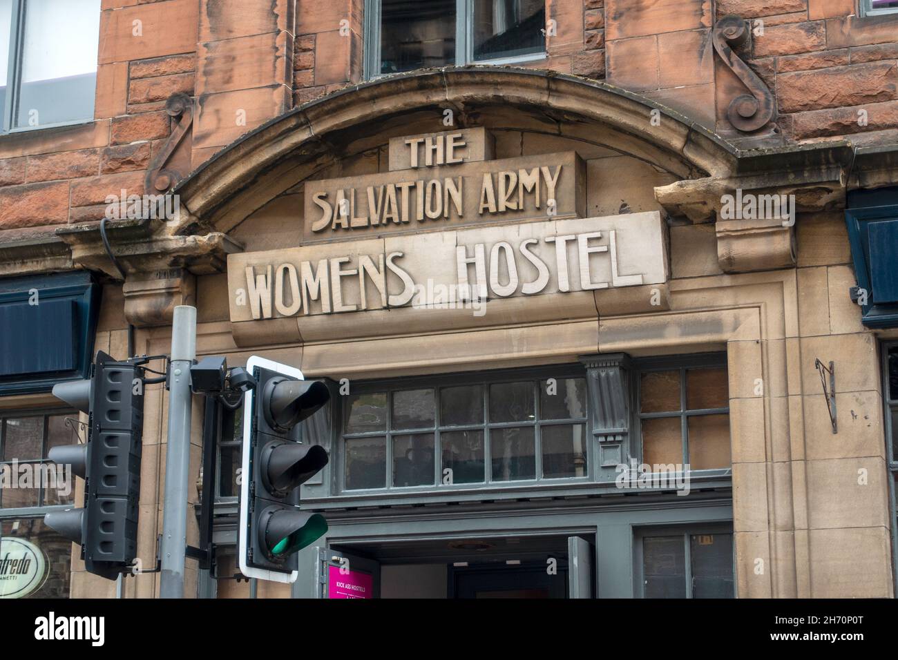 Ehemaliges Heilsarmee Frauenhostel am West Port Grassmarket, Edinburgh Nahaufnahme des Stone Art Nouveau Sign Stockfoto