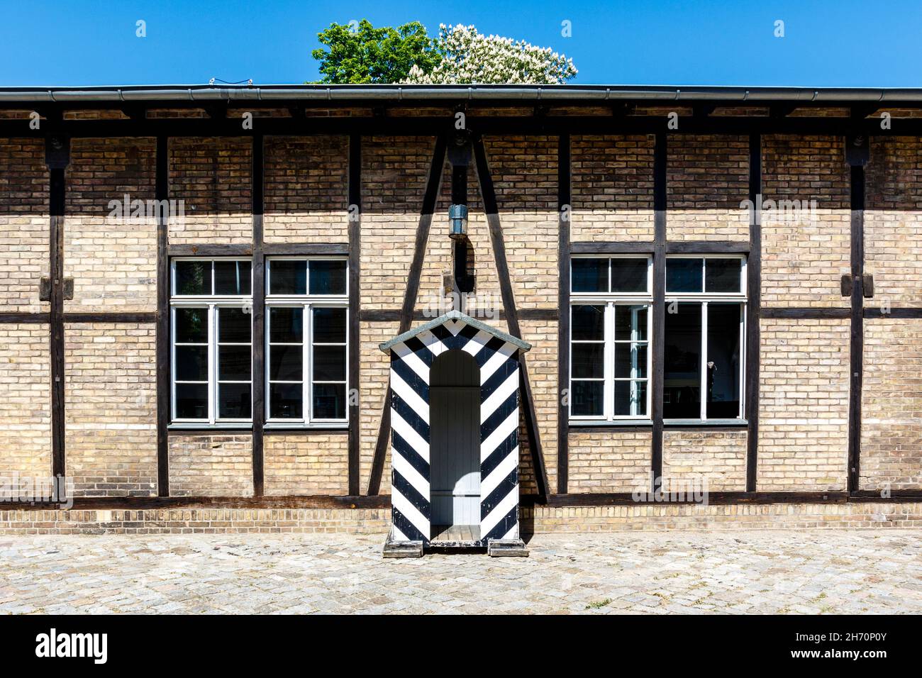 Schwarz-weiß Wachkasten im Innenhof der Zitadelle Spandau, Berlin, Deutschland Stockfoto