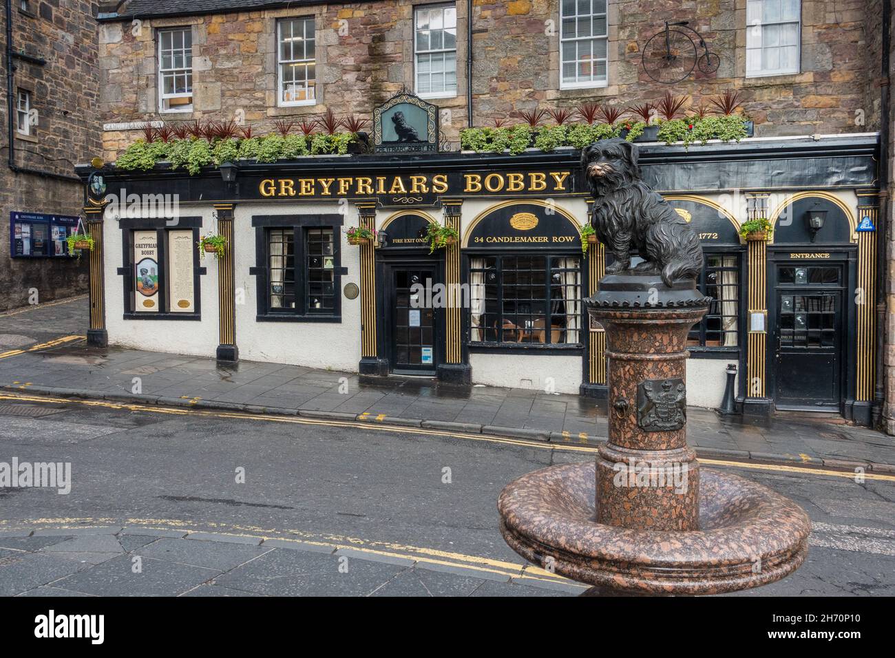 The Greyfriars Bobby Pub und Statue of Greyfriars Bobby on A Water Fountain in Candlemaker Row Edinburgh, Schottland Stockfoto