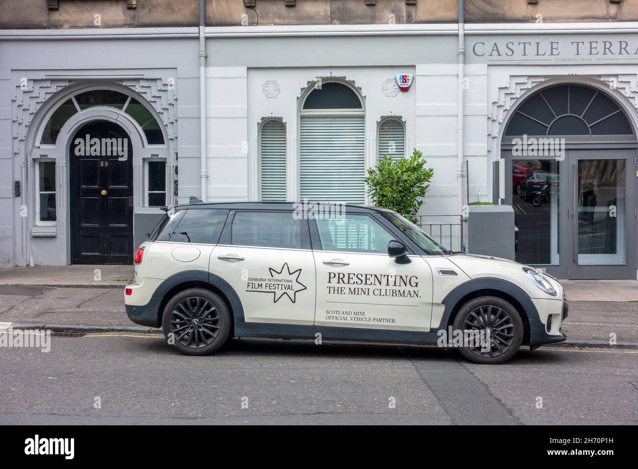 2017 Mini Clubman Edinburgh International Film Festival Vehicle Partnerschaft Mit Schottland Mini Geparkt Auf Castle Terrace Edinburgh Schottland Stockfoto