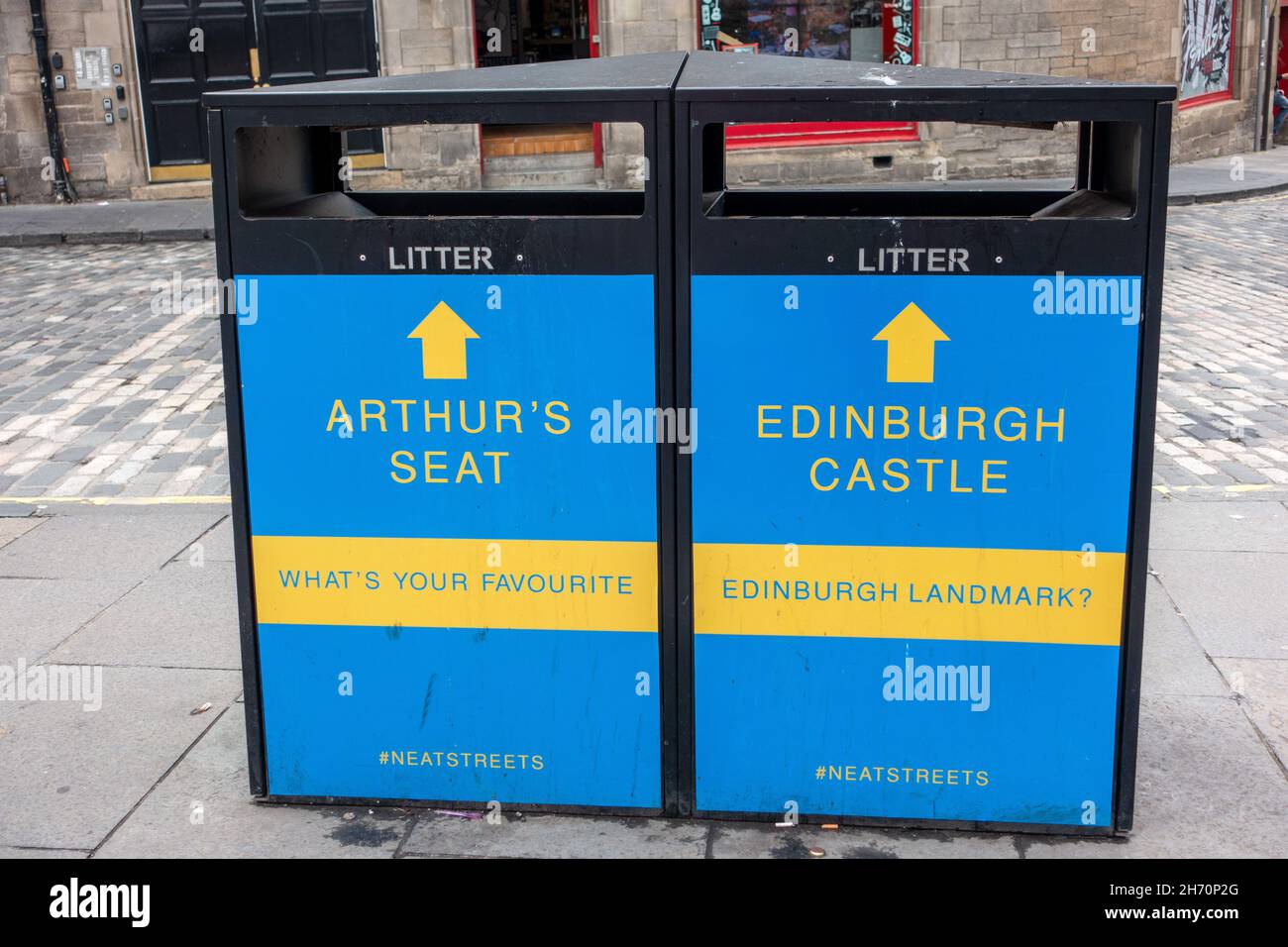 Municipal Council Street Müll Mülltonnen Edinburgh Schottland Werbung Touristenattraktionen Arthur's Seat und Edinburgh Castle Stockfoto