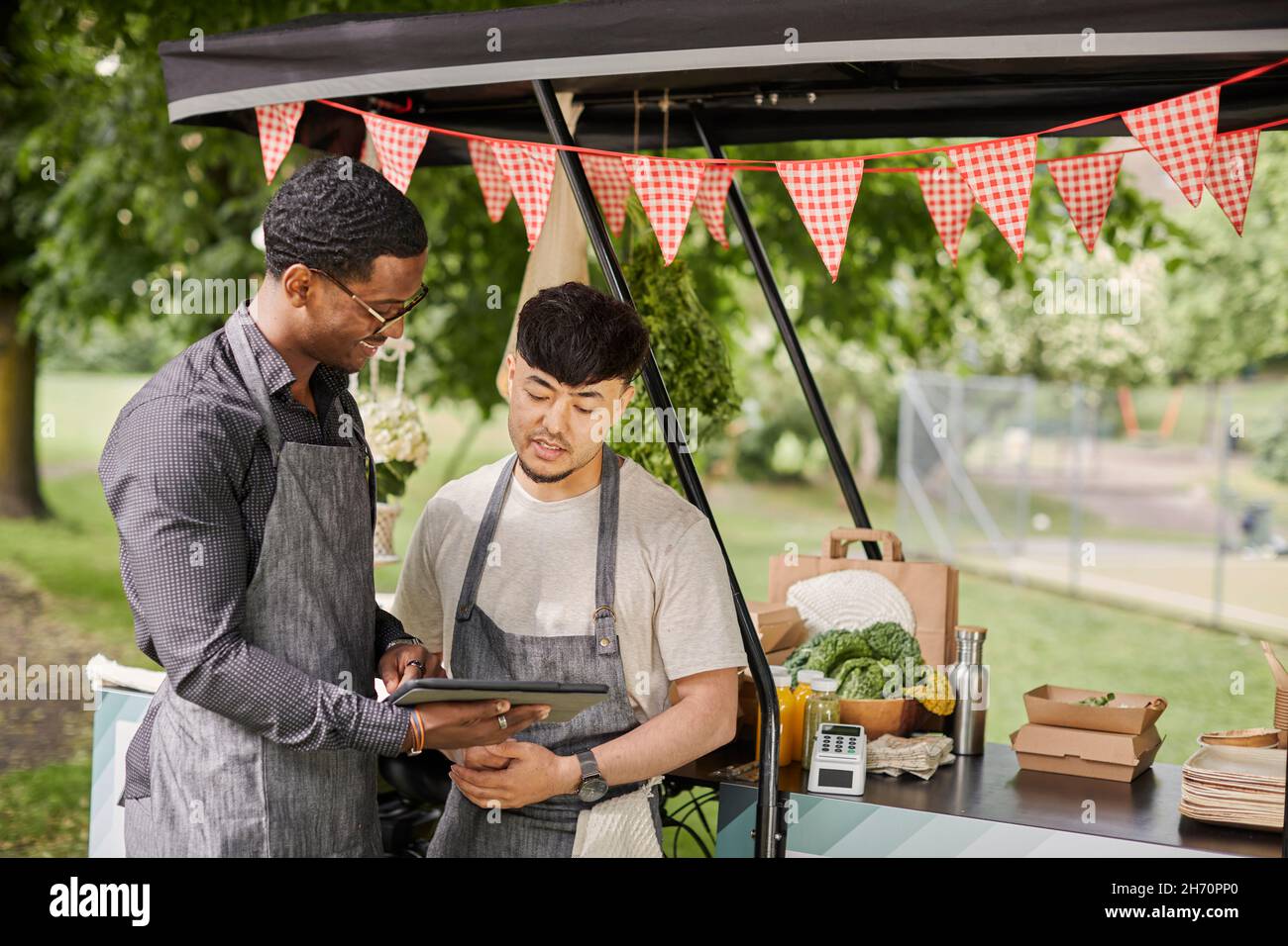 Männer am Lebensmittelstand Stockfoto