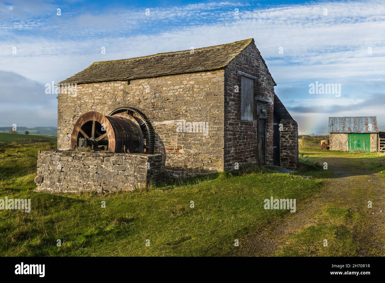 Rainbow hinter den Schuppen der Mine Magpie im Peak Distric, Derbyshire, aufgenommen am 6th. November 2021. Stockfoto