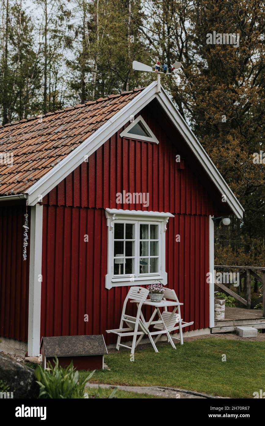 Holzstühle vor dem Haus Stockfoto