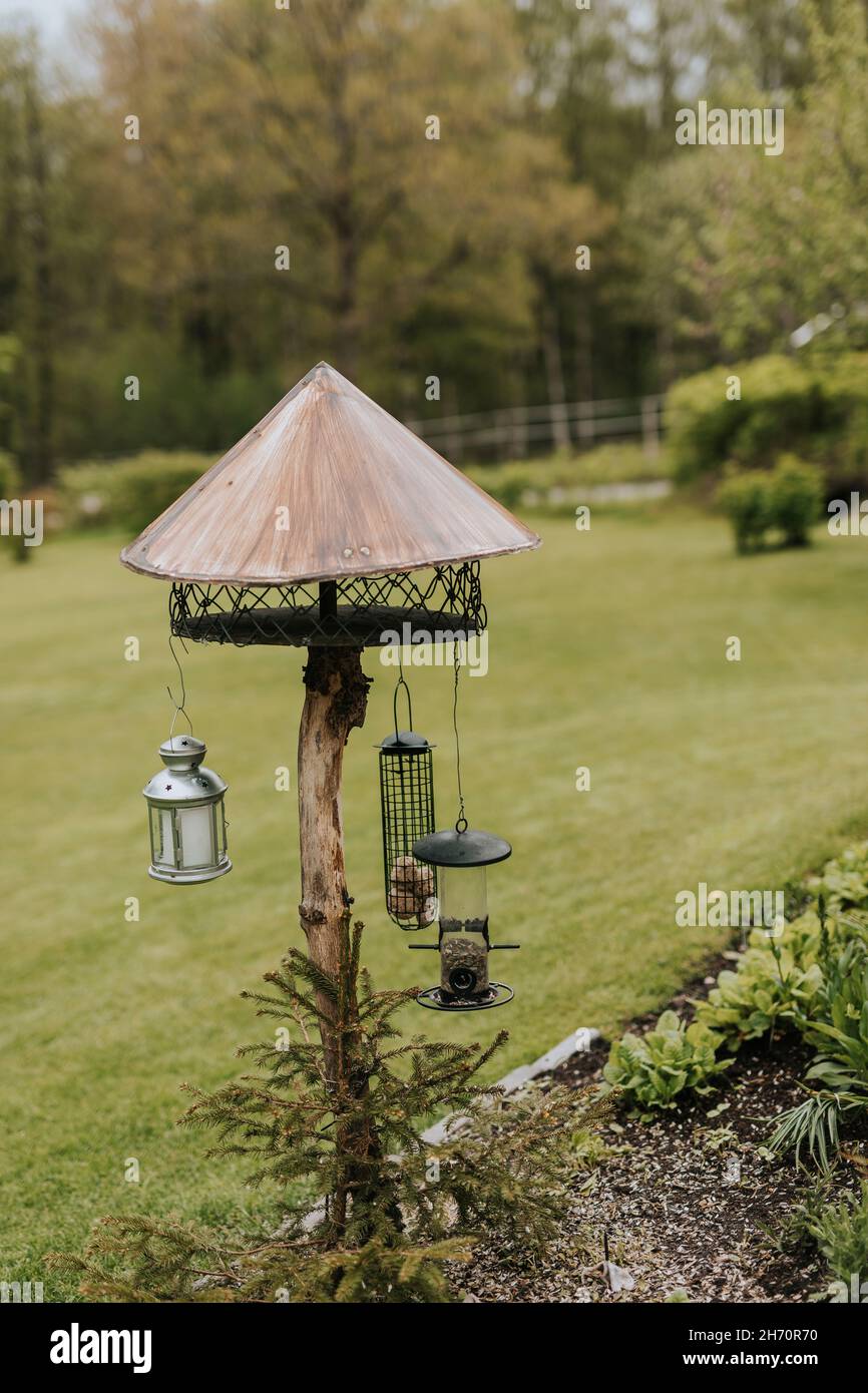 Futterhäuschen für Vögel im Garten Stockfoto