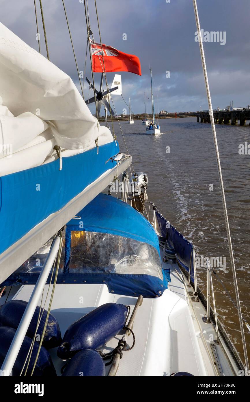 Segelboote fahren über das Breydon-Wasser Great yarmouth, während sie in norfolk Broads Network norfolk england eintauchen Stockfoto