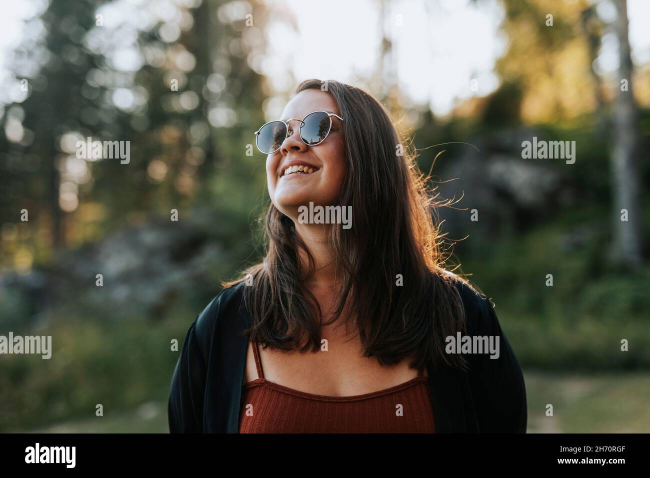 Lächelnde junge Frau mit Sonnenbrille Stockfoto